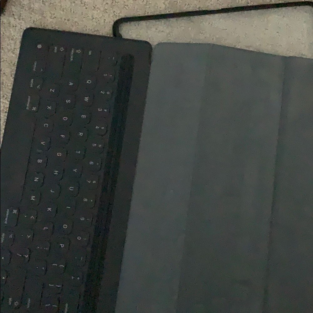 Apple IPad pro 12 in keyboard case
